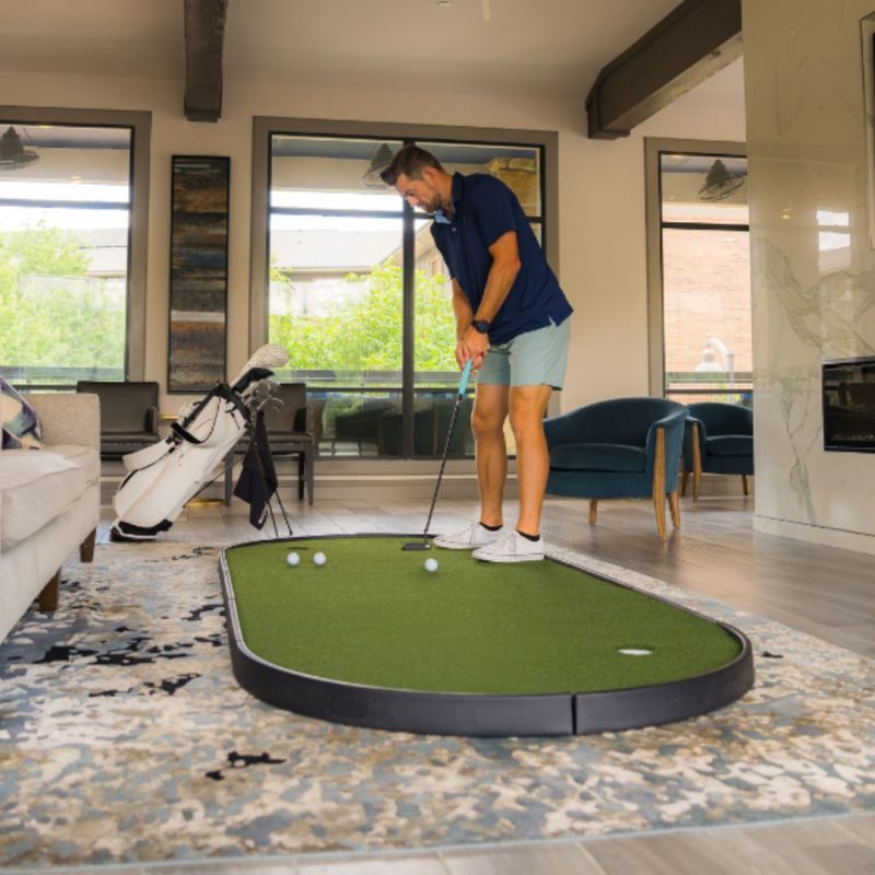 SIGPRO Gimme Putting Green with Golfer